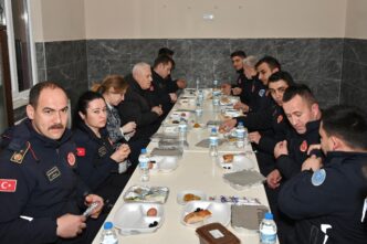 Bursa Büyükşehir Belediye Başkanı Mustafa Bozbey, eşi Seden Bozbey ile birlikte Görükle Gençlik Merkezi’nde düzenlenen sahur programında gençlerle bir araya geldi.