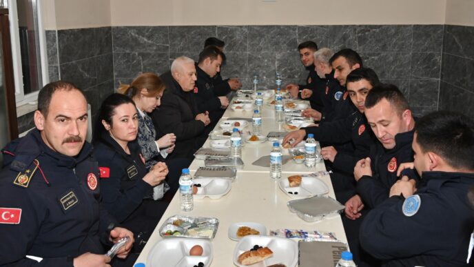 Bursa Büyükşehir Belediye Başkanı Mustafa Bozbey, eşi Seden Bozbey ile birlikte Görükle Gençlik Merkezi’nde düzenlenen sahur programında gençlerle bir araya geldi.