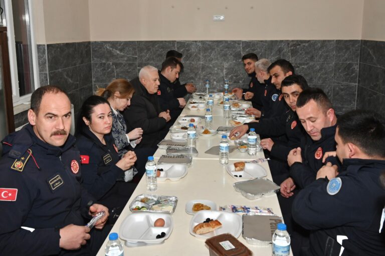 Bursa Büyükşehir Belediye Başkanı Mustafa Bozbey, eşi Seden Bozbey ile birlikte Görükle Gençlik Merkezi’nde düzenlenen sahur programında gençlerle bir araya geldi.