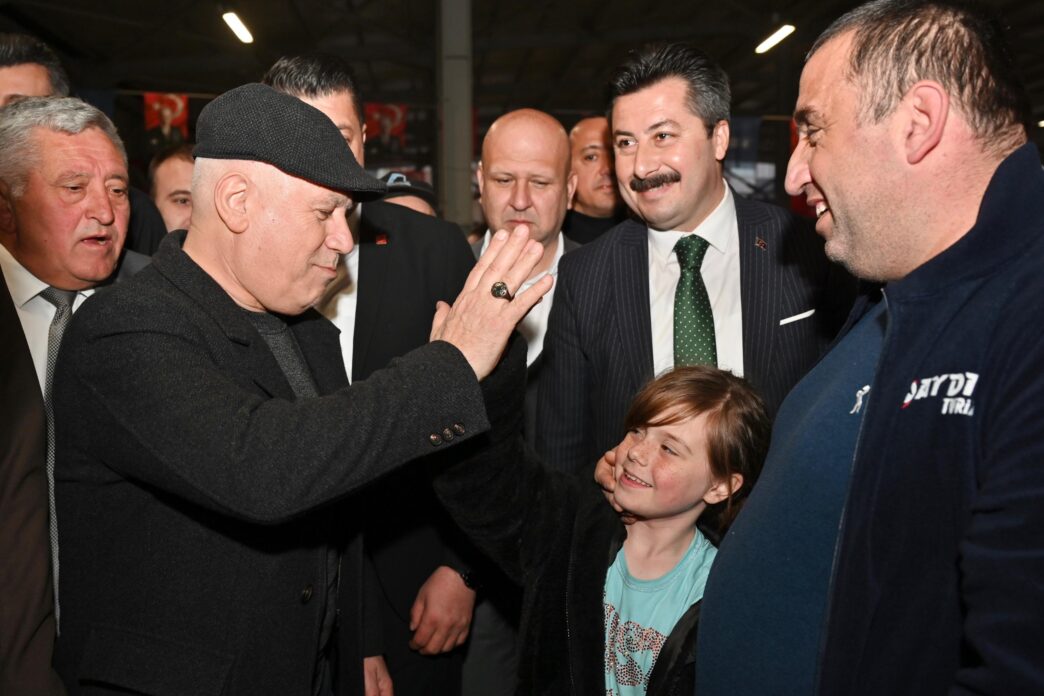 Bursa Büyükşehir Belediye Başkanı Mustafa Bozbey, Yenişehir’deki iftar programında yüzlerce vatandaşla birlikte orucunu açtı. Mustafakemalpaşa ilçesine kazandırdıkları Tarım Plast Fabrikası'nın bir benzerini Yenişehir ilçesine kazandıracaklarını ve çiftçiye sıvı gübre desteği vereceklerini açıklayan Başkan Bozbey, “Yeter ki sizler toprağınıza sahip çıkın. Büyükşehir Belediyesi, Yenişehirlinin yanında olmaya devam edecek” dedi.