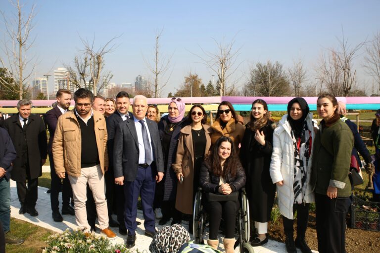 Bursa’da gerçekleştirdiği proje ve uygulamalarla kadınların hayatını kolaylaştıran Büyükşehir Belediyesi, kadınların gücünü ve emeğini simgeleyen ‘Benim Adım Kadın Sokağı’nı Hüdavendigar Kent Parkı’nda hayata geçirdi.
