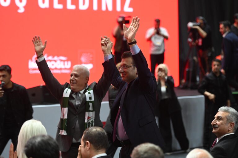 Cumhuriyet Halk Partisi Cumhurbaşkanlığı Ön Seçim Adayı, Türkiye Belediyeler Birliği (TBB) ve İstanbul Büyükşehir Belediye Başkanı Ekrem İmamoğlu, Bursalılarla buluştu. Cengiz Göllü Voleybol Salonu’nda binlerce kişinin katılımı ile düzenlenen buluşmada, Bursalının hakkını Bursalıya vermek için gece gündüz çalıştıklarını belirten Büyükşehir Belediye Başkanı Mustafa Bozbey, hep birlikte daha adil ve eşit bir Türkiye oluşturacaklarını belirterek; “Ekrem İmamoğlu ile kol kola, omuz omuzayız” dedi.
