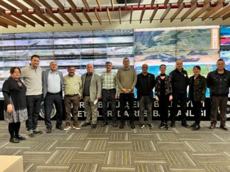 Bursa Büyükşehir Belediyesi Afet İşleri Dairesi Başkanlığı, mahalli idarenin en önemli birimlerinden olan muhtarlarla bir araya gelerek afet öncesi önlem çalışmaları, mahalle afet konteynerleri ve mahalle afet gönüllüleri konularında istişarelerde bulundu.