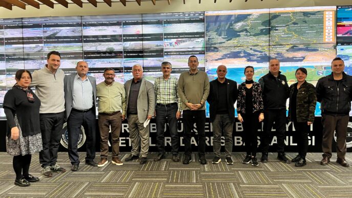 Bursa Büyükşehir Belediyesi Afet İşleri Dairesi Başkanlığı, mahalli idarenin en önemli birimlerinden olan muhtarlarla bir araya gelerek afet öncesi önlem çalışmaları, mahalle afet konteynerleri ve mahalle afet gönüllüleri konularında istişarelerde bulundu.