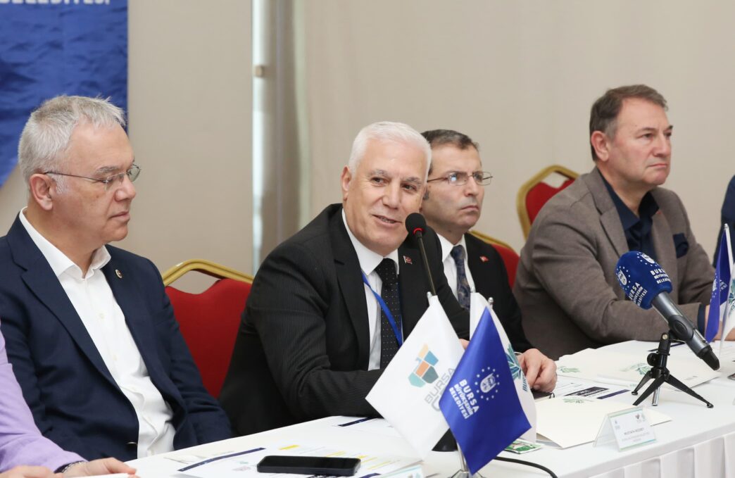 Bursa Büyükşehir Belediye Başkanı Mustafa Bozbey, Bursa Planlama Ajansı’nın Danışma Kurulu toplantısına katılarak akademisyen ve yöneticilerle bir araya geldi. Kentin geleceğini ilgilendiren projelerde Danışma Kurulu ile birlikte karar vereceklerini açıklayan Başkan Bozbey, “Danışma Kurulu’nun katkısı ve önerileri, bu kentin doğru anlayışla yönetilmesine katkı sağlıyor. Hep beraber başaracağız” dedi.