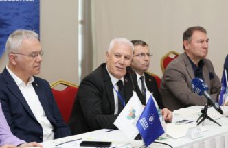 Bursa Büyükşehir Belediye Başkanı Mustafa Bozbey, Bursa Planlama Ajansı’nın Danışma Kurulu toplantısına katılarak akademisyen ve yöneticilerle bir araya geldi. Kentin geleceğini ilgilendiren projelerde Danışma Kurulu ile birlikte karar vereceklerini açıklayan Başkan Bozbey, “Danışma Kurulu’nun katkısı ve önerileri, bu kentin doğru anlayışla yönetilmesine katkı sağlıyor. Hep beraber başaracağız” dedi.