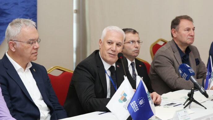 Bursa Büyükşehir Belediye Başkanı Mustafa Bozbey, Bursa Planlama Ajansı’nın Danışma Kurulu toplantısına katılarak akademisyen ve yöneticilerle bir araya geldi. Kentin geleceğini ilgilendiren projelerde Danışma Kurulu ile birlikte karar vereceklerini açıklayan Başkan Bozbey, “Danışma Kurulu’nun katkısı ve önerileri, bu kentin doğru anlayışla yönetilmesine katkı sağlıyor. Hep beraber başaracağız” dedi.