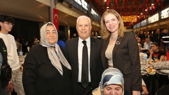 Bursa Büyükşehir Belediyesi tarafından düzenlenen iftar programında şehit aileleri ve gaziler bir araya geldi. Programda birlik mesajları veren Büyükşehir Belediye Başkanı Mustafa Bozbey, şehit ailelerinin ve gazilerin her zaman ve her koşulda yanlarında olduklarını dile getirdi.