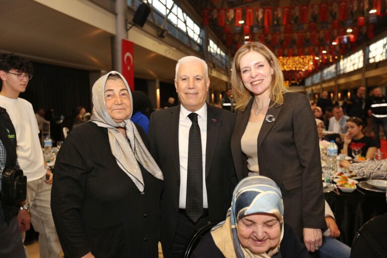 Bursa Büyükşehir Belediyesi tarafından düzenlenen iftar programında şehit aileleri ve gaziler bir araya geldi. Programda birlik mesajları veren Büyükşehir Belediye Başkanı Mustafa Bozbey, şehit ailelerinin ve gazilerin her zaman ve her koşulda yanlarında olduklarını dile getirdi.
