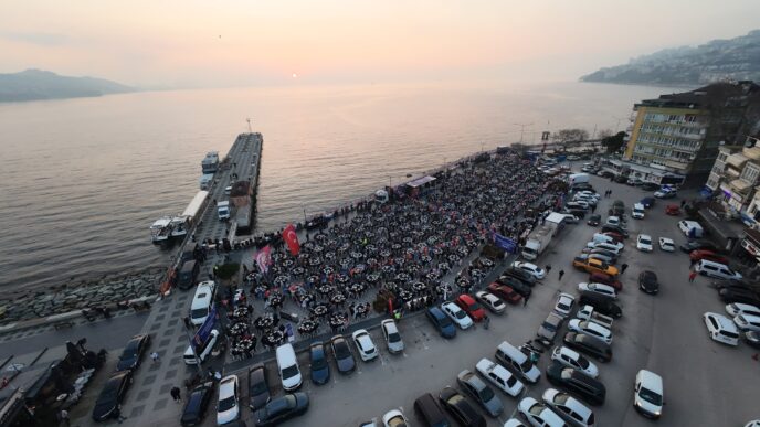  Birlik, beraberlik ve yardımlaşmanın simgesi 11 ayın sultanı Ramazan, Bursa Büyükşehir Belediyesi tarafından hazırlanan programlarla bu sene bir başka yaşanıyor. Kentin üç farklı noktasında kurulan iftar alanlarında binlerce kişiyi aynı sofrada buluşturan Büyükşehir Belediyesi, iftara yetişemeyen vatandaşlara da iftariyelik ve çorba ikramında bulunuyor.