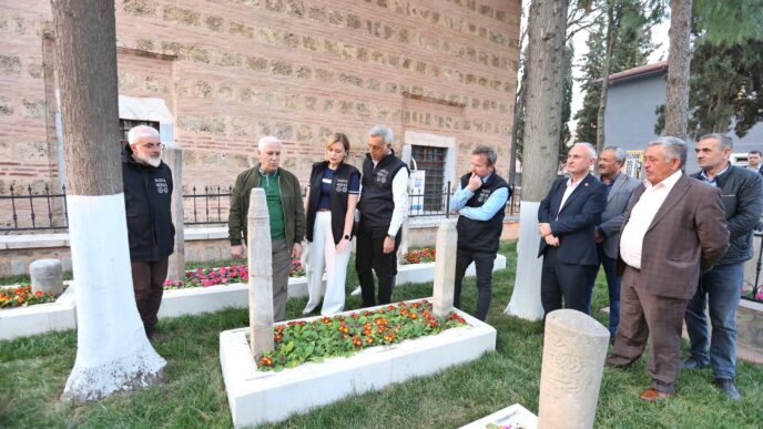 Bursa Büyükşehir Belediyesi, II. Murad döneminde Mahmut Çelebi tarafından 1422-1423 tarihinde yaptırılan İznik Mahmud Çelebi Camii’nin haziresinde bakım ve onarım çalışmalarını tamamladı.