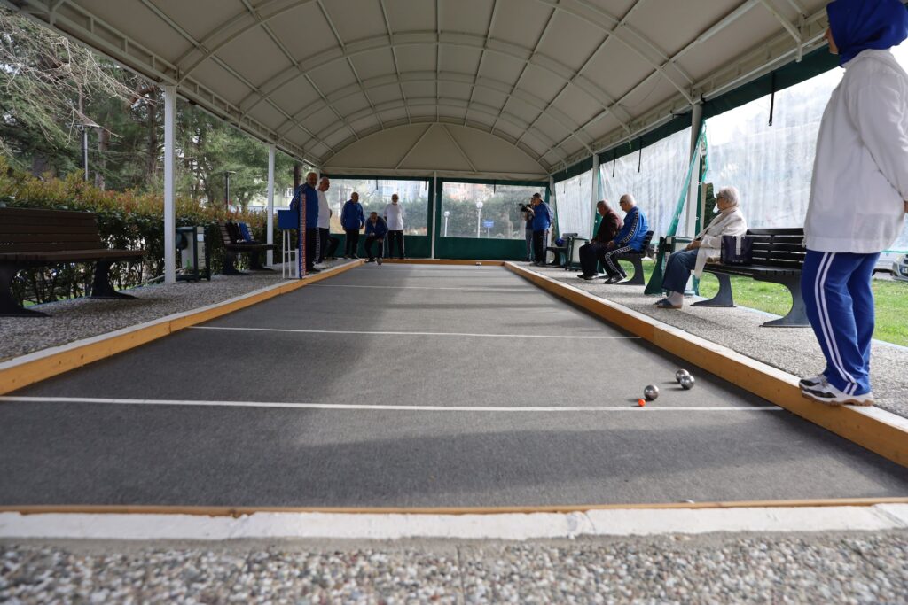 Bursa Büyükşehir Belediyesi Huzurevi sakinlerinden oluşan Bocce ve Dart takımı, 2 Nisan'da başlayacak olan ‘Bursa Uluslararası Spor Festivali’ne katılarak hünerlerini sergilemeye hazırlanıyor. En genci 61, en yaşlısı 89 yaşında olan huzurevi sakinleri, haftanın 3 günü antrenman yaparak turnuvanın en iddialı takımı olduklarını dile getiriyor.