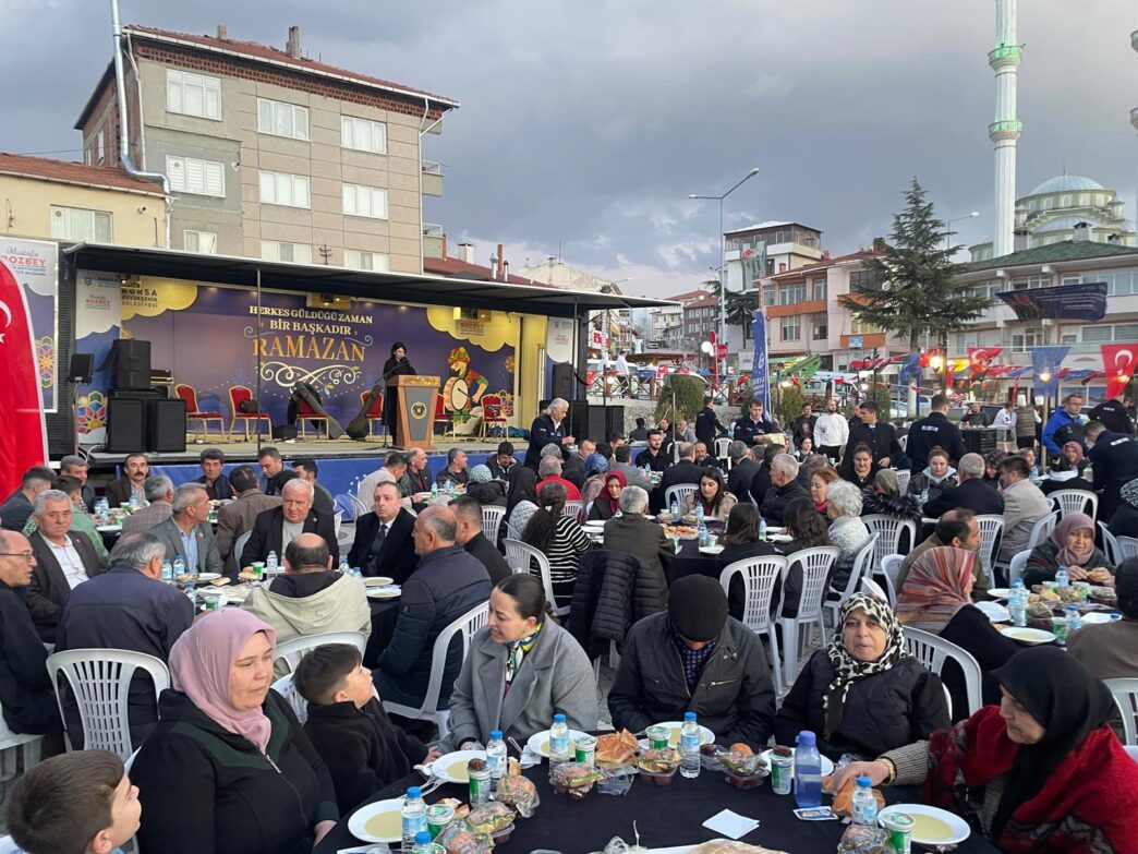 Ramazan ayını 17 ilçede düzenlenen iftar programlarıyla şenlendiren Bursa Büyükşehir Belediyesi, Harmancık halkını da aynı iftar sofrası etrafında buluşturdu.