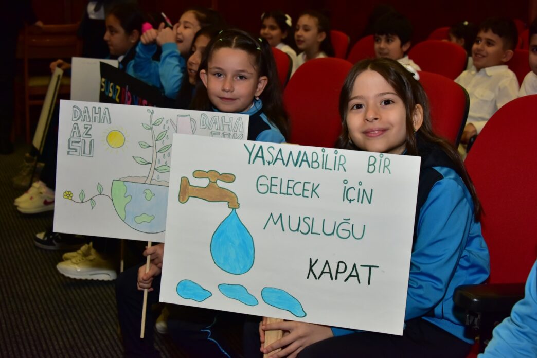 Bursa Büyükşehir Belediyesi ve BUSKİ tarafından 22 Mart Dünya Su Günü dolayısıyla düzenlenen etkinlikte, ilkokul öğrencilerine su bilinci ve su tasarrufunun önemi anlatıldı.