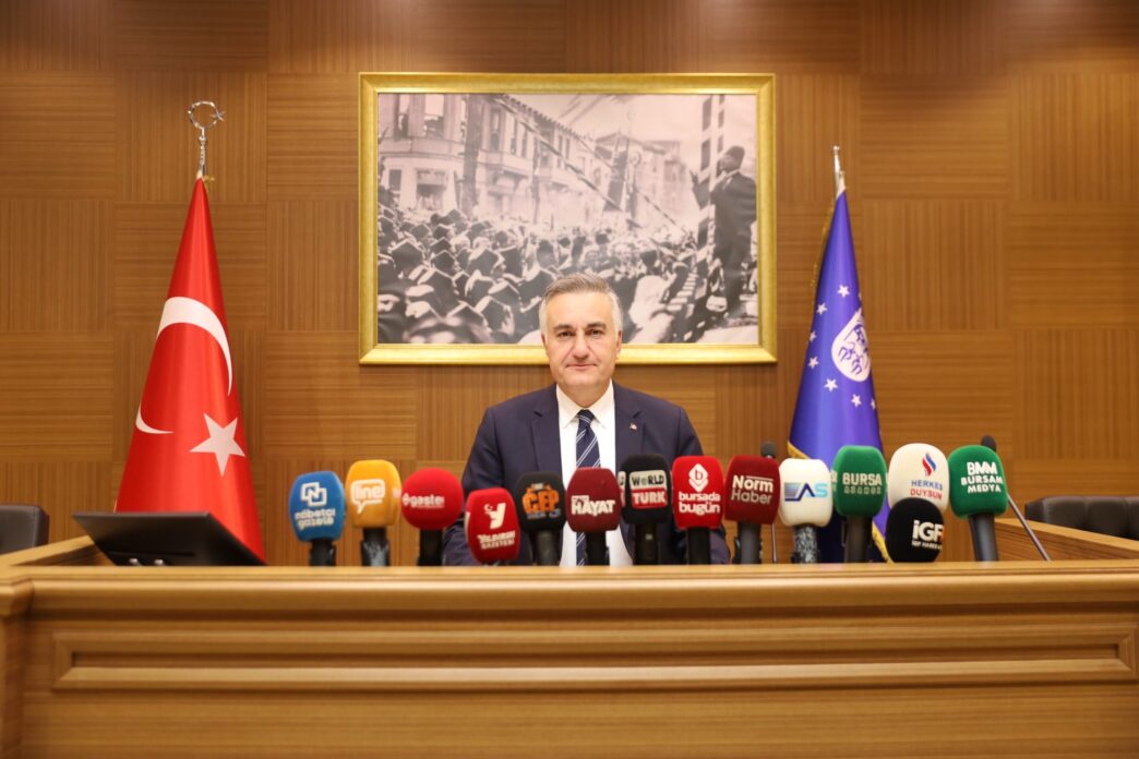  Bursa Büyükşehir Belediyesi Başkanvekili Mustafa Orkun Gazioğlu, geçtiğimiz meclis toplantısında sağlık emekçisi ve Başkan Danışmanı Prof. Dr. Alpaslan Türkkan'ın konuşmasının engellenmesine şahit olduklarını belirterek, “Bu mecliste söz hakkı alan Alpaslan hocamızın hakkı gasp edilmiştir. İfade özgürlüğü engellenmiştir. Biz burada kimsenin susturulmadığı, herkesin özgürce fikrini dile getirebildiği bir yönetim anlayışını kararlılıkla savunmaya devam edeceğiz” dedi.