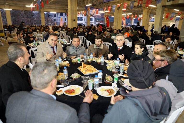Ramazan ayının bereketini yaptığı çalışmalarla kentin her noktasında hissettiren Bursa Büyükşehir Belediyesi, Orhanelileri de aynı iftar sofrası etrafında buluşturdu.