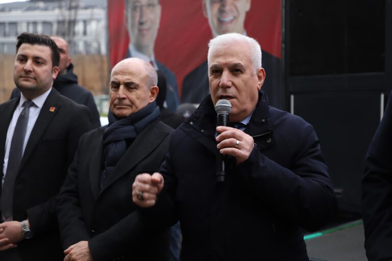 Marmara Belediyeler Birliği ve Bursa Büyükşehir Belediye Başkanı Mustafa Bozbey, gözaltına alınan Türkiye Belediyeler Birliği Başkanı ve İstanbul Büyükşehir Belediyesi Başkanı Ekrem İmamoğlu’nun eşi Dilek İmamoğlu’nu ziyaret ederek, “Ekrem Başkanımızın yanındayım. Yanında olmaya devam edeceğim. Hukuksuz olan bu sürecin sona erdirilmesini bekliyoruz” dedi.