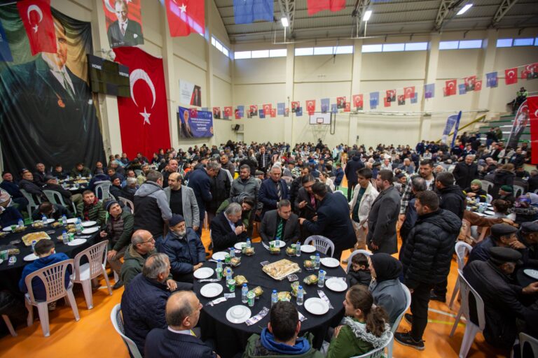 Bursa Büyükşehir Belediyesi tarafından Keles ilçesinde düzenlenen iftar programında vatandaşlar aynı sofra etrafında buluştu.