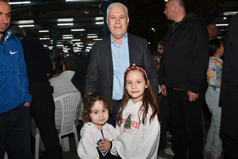 Bursa Büyükşehir Belediyesi’nin Karacabey’de düzenlediği iftar programında binlerce vatandaş aynı sofra etrafında buluştu. 23 Mart’ta Türkiye’nin her yerinde demokrasi şöleni yaşandığını söyleyen Başkan Mustafa Bozbey, her şeyin çok daha güzel olacağını belirtti.