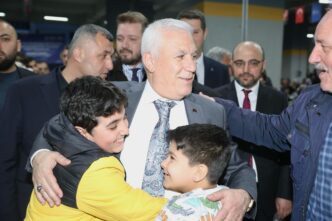 Bursa Büyükşehir Belediye Başkanı Mustafa Bozbey, Yunuseli Mahallesi’nde düzenlenen iftar programında gençlere halı saha müjdesi verdi.