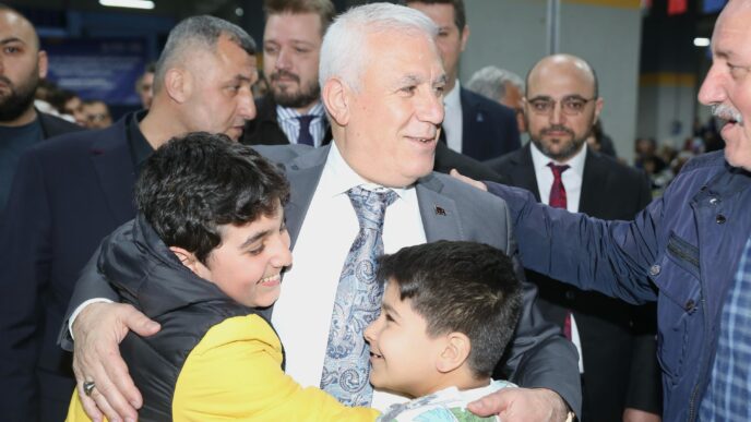 Bursa Büyükşehir Belediye Başkanı Mustafa Bozbey, Yunuseli Mahallesi’nde düzenlenen iftar programında gençlere halı saha müjdesi verdi.