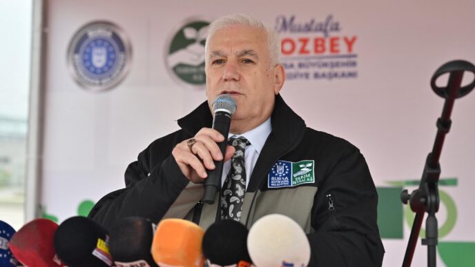 Bursa Büyükşehir Belediyesi, yaz aylarında sinek, sivrisinek ve haşereyle mücadeleyi daha hızlı ve daha etkili bir şekilde yürütmek amacıyla Tarım Peyzaj AŞ bünyesinde güçlendirdiği ve modernleştirdiği ilaçlama filosunu düzenlenen törenle hizmete aldı.