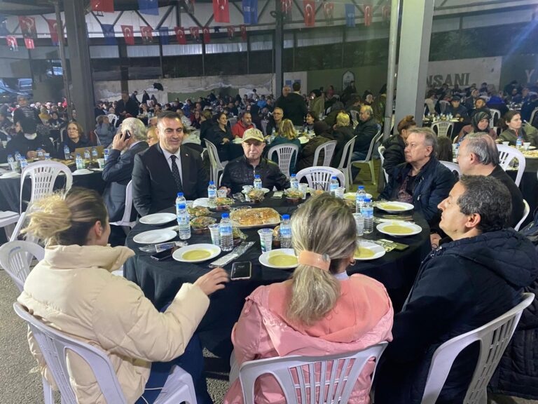 Ramazan ayının dayanışma ve paylaşma ruhunu kentin her noktasında hissettiren Bursa Büyükşehir Belediyesi, son olarak Yıldırım ilçesinde iftar programı düzenledi.