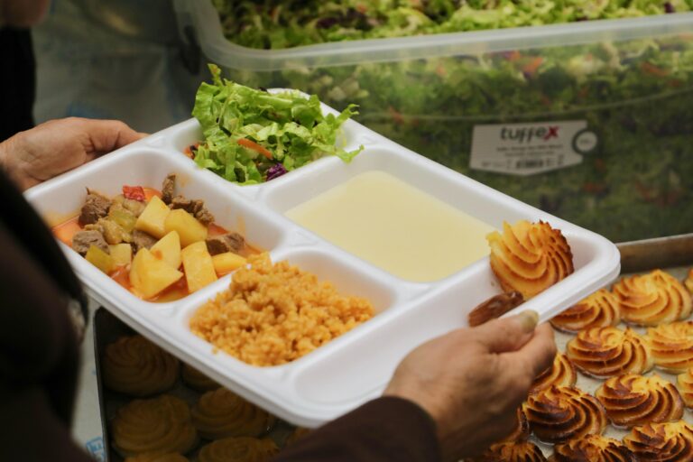Burhaniye Belediyesi, Ramazan ayı boyunca Ahmet Akın Kültür Merkezi’nde düzenlediği iftar yemekleri ve sunduğu çeşitli desteklerle dayanışma ruhunu güçlendiriyor.