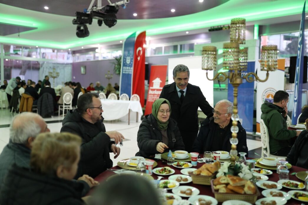 Gemlik Belediyesi’nin GEMTAŞ, Bursa Büyükşehir Belediyesi’nin BURKENT işbirliğiyle düzenlediği iftar programı, kentsel dönüşüm projelerinde hak sahibi olan Gemlikli vatandaşların bir araya gelmesine vesile oldu.