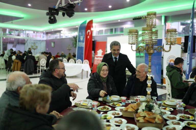 Gemlik Belediyesi’nin GEMTAŞ, Bursa Büyükşehir Belediyesi’nin BURKENT işbirliğiyle düzenlediği iftar programı, kentsel dönüşüm projelerinde hak sahibi olan Gemlikli vatandaşların bir araya gelmesine vesile oldu.