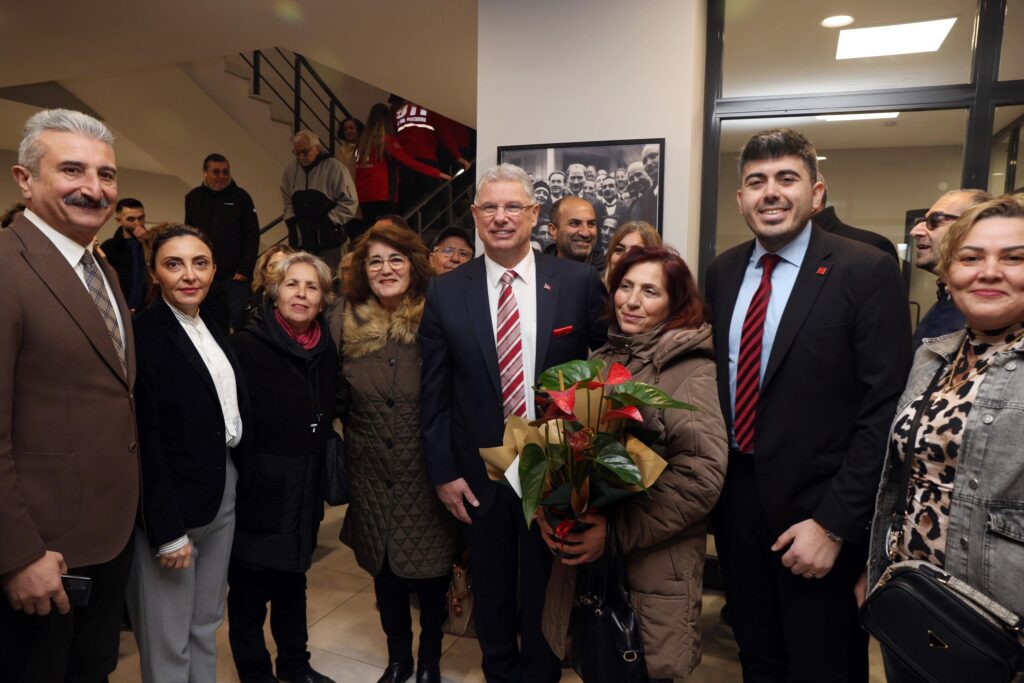 Mudanya’da sivil toplum kuruluşlarını bir araya getiren, emekli ve öğretmenler için sosyal alanlar sunan Mudanya Dernekler Yerleşkesi törenle açıldı. Mudanya Belediye Başkanı Deniz Dalgıç, Cumhuriyetin ilk yıllarındaki Halk Evleri modeline vurgu yaparak, "Eğitimi ve sosyal birlikteliği artırmalıyız. Bu kapsamda burada bir halk akademisi de açacağız" dedi.