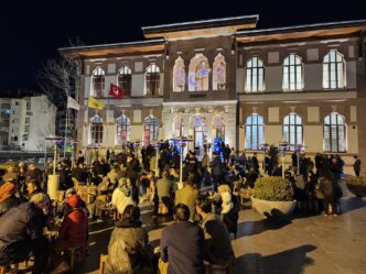Konya Büyükşehir Belediye Başkanı Uğur İbrahim Altay, sosyal medya hesapları üzerinden yaptığı çay davetine icabet eden Konyalılarla Taş Bina önünde bir araya geldi.