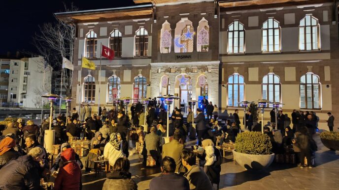 Konya Büyükşehir Belediye Başkanı Uğur İbrahim Altay, sosyal medya hesapları üzerinden yaptığı çay davetine icabet eden Konyalılarla Taş Bina önünde bir araya geldi.