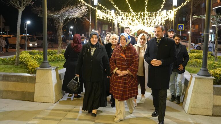 Gürsu’da  Ramazan ayının manevi atmosferini ve coşkusunu yaşatmak amacıyla  Zafer Caddesi’nde Ramazan Sokağı açıldı. İçinde kadın üreticilerin stantlarının da yer aldığı Maharetli Eller Çarşısı’nın da yer aldığı sokak bu manevi ay boyunca  ilçe halkını bir araya getirecek. 