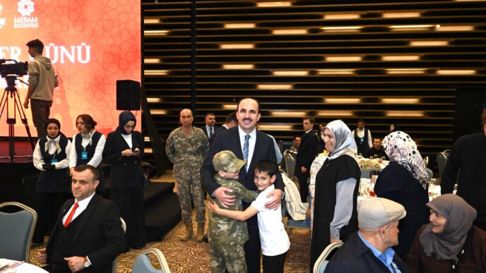 Konya Valiliği, Konya Büyükşehir Belediyesi ile Selçuklu, Karatay ve Meram belediyeleri tarafından 18 Mart Şehitleri Anma Günü ve Çanakkale Deniz Zaferi’nin 110. yıl dönümünde şehit aileleri ve gaziler için iftar programı düzenlendi.