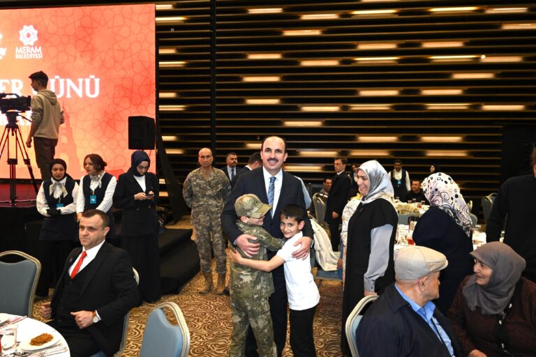 Konya Valiliği, Konya Büyükşehir Belediyesi ile Selçuklu, Karatay ve Meram belediyeleri tarafından 18 Mart Şehitleri Anma Günü ve Çanakkale Deniz Zaferi’nin 110. yıl dönümünde şehit aileleri ve gaziler için iftar programı düzenlendi.