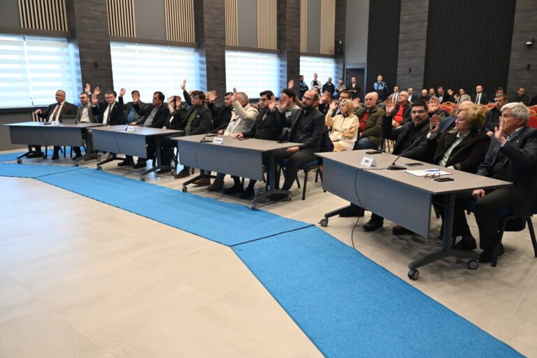 Karacabey Belediye Meclisi, Ergün Koç Kültür Merkezi’ndeki ilk toplantısını gerçekleştirdi. Modernize edilen yeni meclis salonu ihtişamlı görüntüsüyle büyük beğeni topladı.