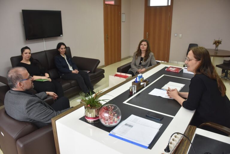 Bursa Serbest Mimarlar Derneği (Bursa SMD) Yönetim Kurulu Başkanı Can Şimşek, yönetim kurulu üyeleri ile birlikte Bursa Teknik Üniversitesi Mimarlık ve Tasarım Fakültesi Dekanı Prof. Dr. Gül Sayan Atanur’u ziyaret ederek, çalışmaları hakkında bilgiler verdi.