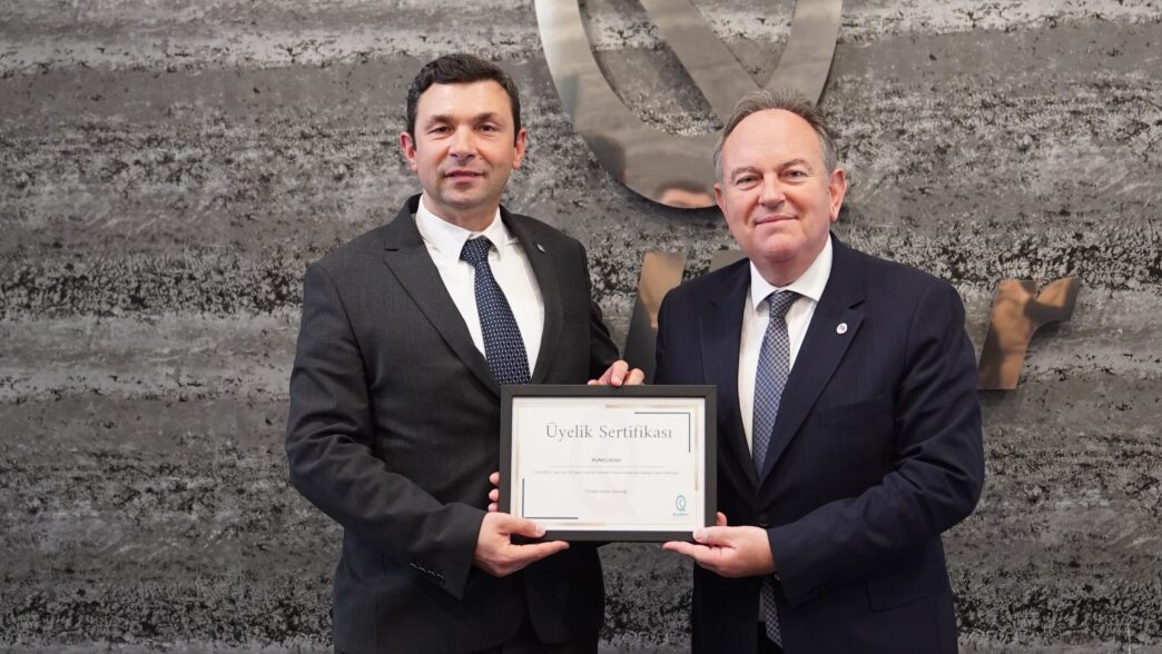 Balkan iş dünyasının önemli temsilcilerinden biri RUMELİSİAD, KalDer Bursa Şubesi’nin 500. üyesi olarak büyük bir başarıya imza attı. KalDer’in kalite bilincini yayma ve sürdürülebilir kalkınma hedeflerine katkı sağlama misyonuna ortak olan RUMELİSİAD, bu üyelikle birlikte kalite odaklı çalışmalarını bir adım daha ileri taşımayı hedefliyor.