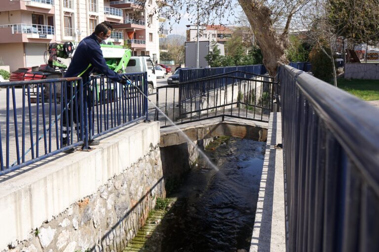 Kemalpaşa Belediyesi Çevre Koruma ve Kontrol Müdürlüğü ve İzmir Büyükşehir Belediyesi Çevre Koruma Müdürlüğü ekipleri, bahar mevsiminin gelmesiyle birlikte haşere ve larva ile mücadele kapsamında ilaçlama faaliyetlerine hız kazandırdı