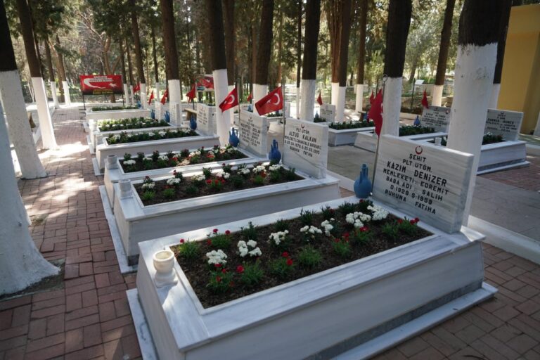Edremit Belediyesi, 18 Mart Şehitleri Anma ve Çanakkale Deniz Zaferi’nin 110. Yıldönümü dolayısıyla ilçedeki şehitliklerde kapsamlı bakım ve peyzaj düzenlemesi çalışmalarına başladı.
