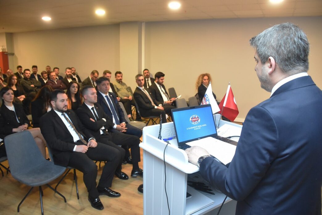 Genç Sanayici İş İnsanları ve Yöneticileri Derneği (GESİAD), 5. Olağanüstü Genel Kurul Toplantısı’nı gerçekleştirdi. Toplantının sonunda oy birliği ile mevcut başkan Tolga Papatya ve yeni yönetimi oy birliği ile yeniden göreve getirildi.