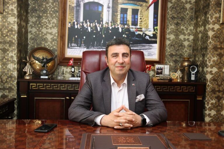 Sivas Esnaf ve Sanatkarlar Odaları Birliği Başkanı Hakan Demirgil, dünya tarihinde önemli yeri olan ve gücünü milletten alan Çanakkale Zaferinin 110. Yılını kutlamanın gururunu yaşadıklarını söyledi. 