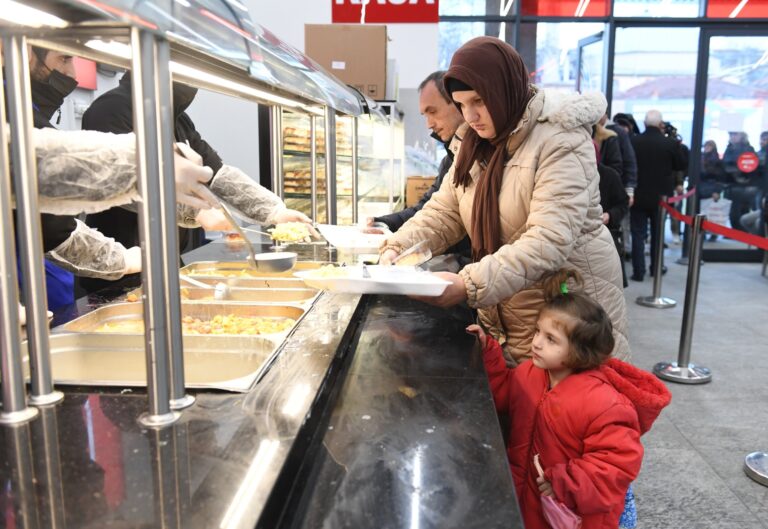 Ramazan ayının huzuru ve bereketi, Osmangazi Belediyesi’nin ilçenin yedi farklı noktasında kurduğu iftar sofralarında yaşanıyor. İftar noktalarında her akşam 2700 ilçe sakini, aynı sofrayı paylaşmanın mutluluğuna ortak oluyor.
