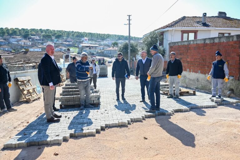 Karacabey Belediyesi, kırsal mahallelerde gerçekleştirdiği parke taşlı yol kaplama çalışmalarıyla vatandaşların ulaşım kalitesini ve yaşam standartlarını artırmayı hedefliyor. 18 mahalleyi kapsayan proje, toplam 50 bin m² alanı içeriyor. Şu ana kadar 14 mahallede çalışmalar tamamlandı; Gönü ve Arız mahallelerinde ise çalışmalar devam ediyor.