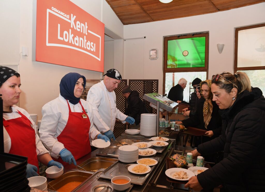Osmangazi Belediyesi, vatandaşlara düşük ücretlerle sağlıklı gıda hizmeti sunduğu Kent Lokantası’nın ikincisini Soğukkuyu Mahallesi’nde hizmete açtı. 
