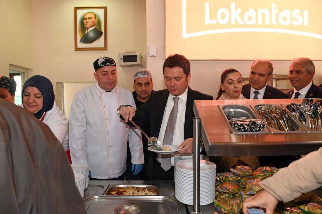 Osmangazi Belediyesi, vatandaşlara düşük ücretlerle sağlıklı gıda hizmeti sunduğu Kent Lokantası’nın ikincisini Soğukkuyu Mahallesi’nde hizmete açtı. 