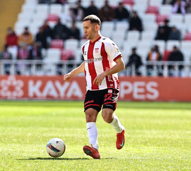 Sivasspor Sporcusu Veljko Simic, Göztepe ile oynanan maçın 28. dakikasında Efkan Bekiroğlu ile kafa kafaya çarpışmıştır.