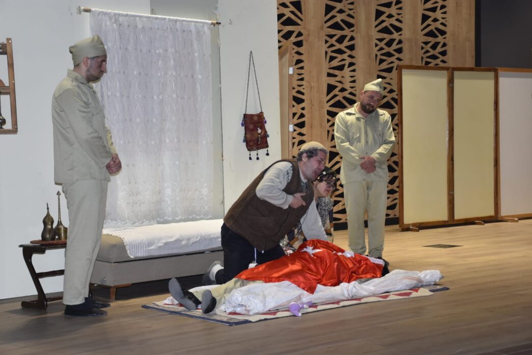 Karacabey Belediyesi, Çanakkale Zaferi’nin 110. yılına özel düzenlediği “Çanakkale’de Bir Elif” tiyatro oyunu ile duygusal ve unutulmaz bir gece yaşattı. İzleyicilerin ayakta alkışladığı bu anlamlı etkinlik, Çanakkale ruhunu canlandırırken tarihe olan saygıyı güçlü bir şekilde vurguladı.