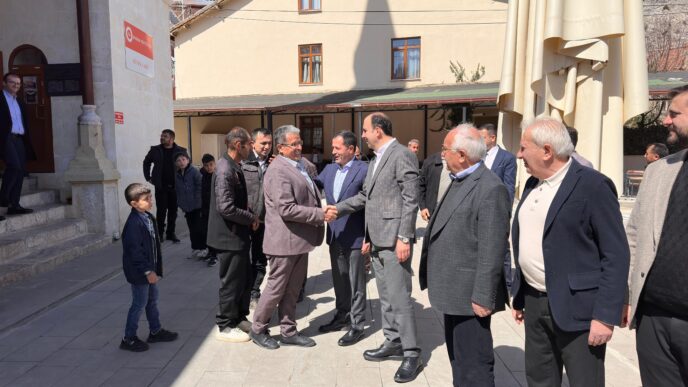 AK Parti Konya Milletvekili Ziya Altunyaldız, Konya Büyükşehir Belediye Başkanı Uğur İbrahim Altay, Ankara’dan gelen kabalık bir heyetle Bozkır, Hadim ve Taşkent ilçelerinde AK Parti teşkilatları, esnaflar ve vatandaşlarla bir araya geldi.